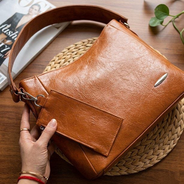 حقيبة هوبو جلد مع محفظة صغيرة – إطلالة أنيقة وعصرية Size : 24*32