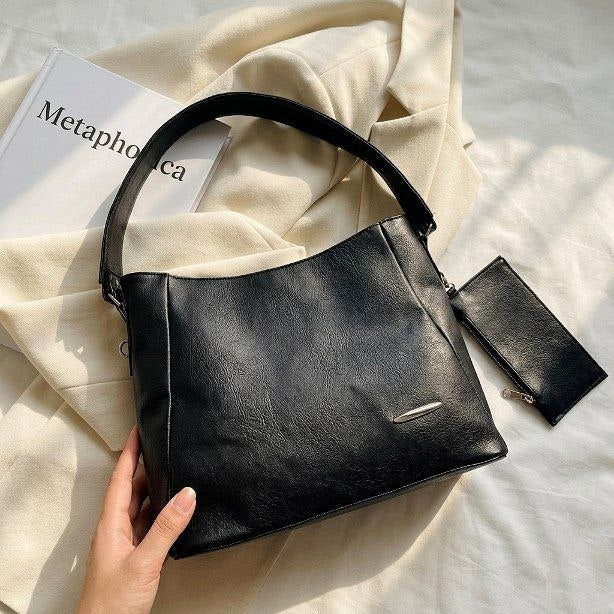 حقيبة هوبو جلد مع محفظة صغيرة – إطلالة أنيقة وعصرية Size : 24*32
