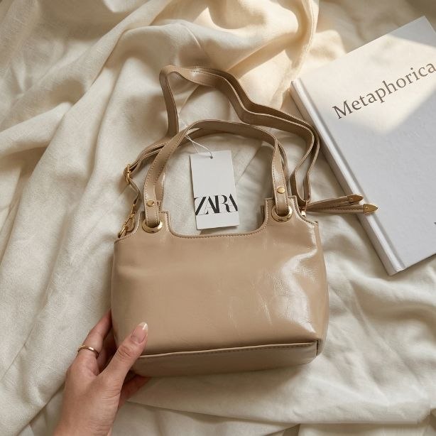 شنطة يد جلد لامع بتصميم بوسطن كلاسيكي وشراشيب | Glossy Leather Boston Bag — Classic Style with Tassel Detail