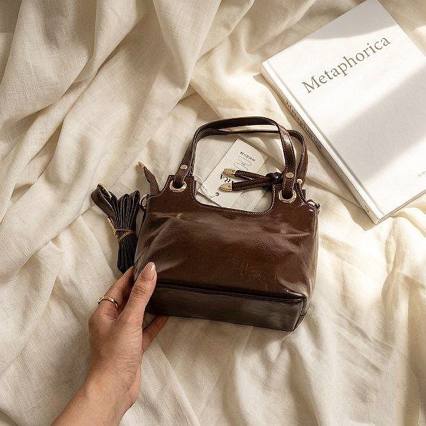 شنطة يد جلد لامع بتصميم بوسطن كلاسيكي وشراشيب | Glossy Leather Boston Bag — Classic Style with Tassel Detail