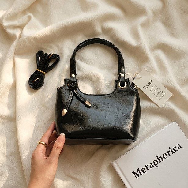 شنطة يد جلد لامع بتصميم بوسطن كلاسيكي وشراشيب | Glossy Leather Boston Bag — Classic Style with Tassel Detail