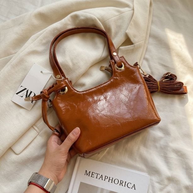 شنطة يد جلد لامع بتصميم بوسطن كلاسيكي وشراشيب | Glossy Leather Boston Bag — Classic Style with Tassel Detail