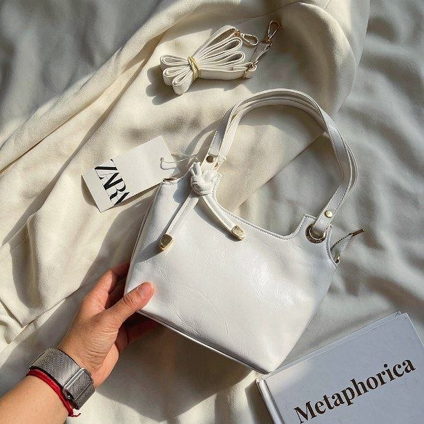 شنطة يد جلد لامع بتصميم بوسطن كلاسيكي وشراشيب | Glossy Leather Boston Bag — Classic Style with Tassel Detail