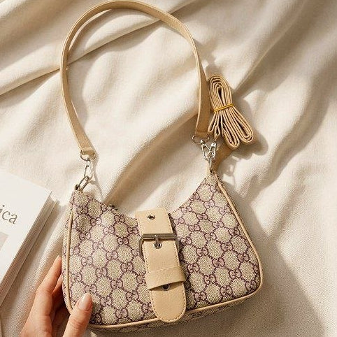 شنطة كروس بودي بطبعة مونوغرام كلاسيكية وتفاصيل جلدية | Monogram Crossbody Bag — Classic Print with Leather Details