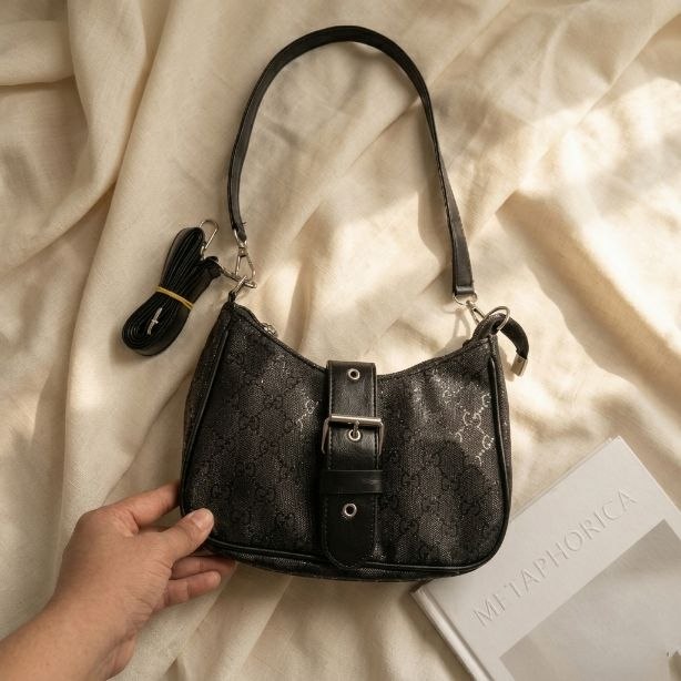 شنطة كروس بودي بطبعة مونوغرام كلاسيكية وتفاصيل جلدية | Monogram Crossbody Bag — Classic Print with Leather Details