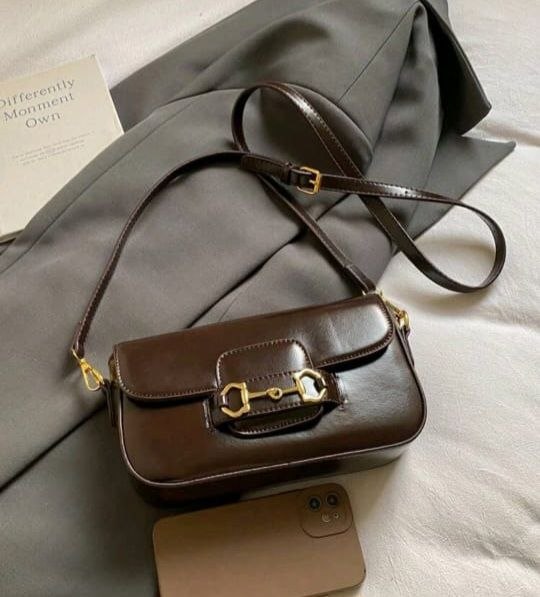 شنطة كروس بودي جلد باستيل بإبزيم ذهبي أنيق